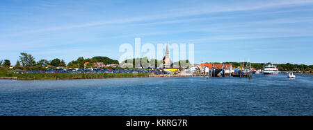 Parkplatz an der Kirche des Dorfes Schaprode, Insel Rügen, Mecklenburg-Vorpommern, Ostsee, Deutschland, Europa Stockfoto