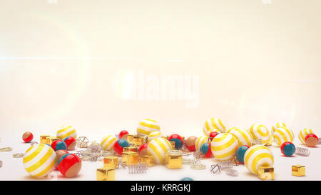 Ein festliches 3-D-Rendering der Lüge bunt gestreiften Kugeln für Giftes mit goldenen Spiralen und Würfel in den weißen Hintergrund. Alle jubeln uns mit Mer Stockfoto