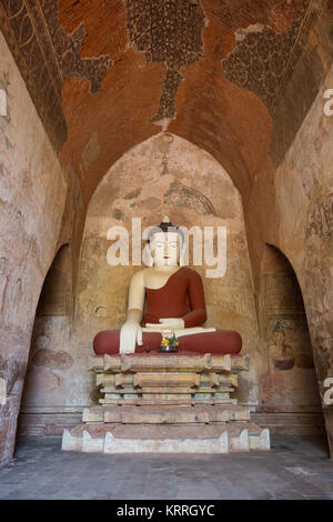 Vorderansicht einer Statue des Sitzenden Buddha im Inneren des Sulamani Tempel in Bagan, Myanmar (Birma). Stockfoto