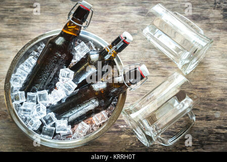 Flaschen Bier in Eiswürfel Stockfoto