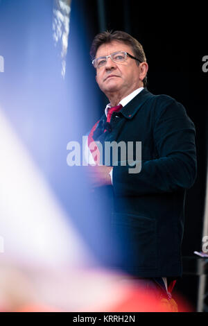 Zehntausende erfassen am Place de la Republique gegen Arbeitsrecht vom französischen Präsidenten Emmuanel Längestrich vorgeschlagenen zu protestieren. Stockfoto