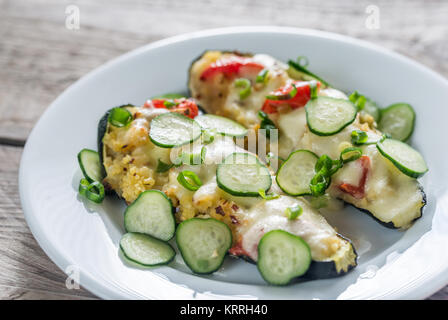 Gefüllte Zucchini mit Couscous und Mozzarella Stockfoto
