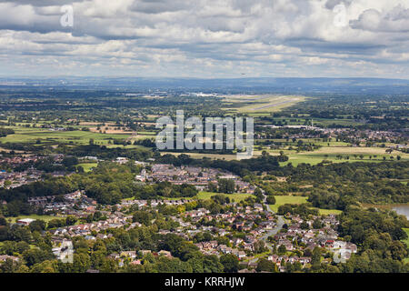 Eine Luftaufnahme der Stadtrand von Knutsford mit Manchester Airport in der Ferne sichtbar Stockfoto