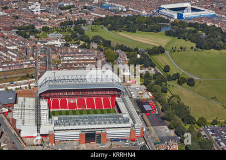 Ein Luftbild von Liverpool Anfield zeigen im Vordergrund und Goodison Park im Hintergrund Stockfoto