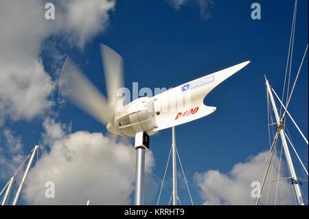 Kleine Windkraftanlage zur Stromerzeugung aus Wind auf Segelboot angedockt an der Bayside Marketplace und Marina, Downtown Miami, Florida, USA. Stockfoto