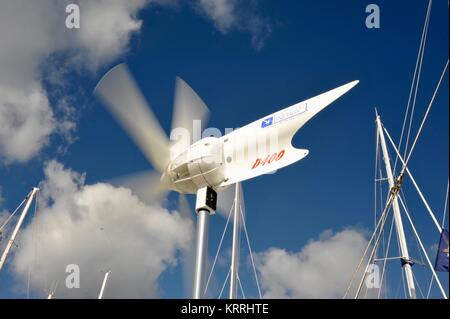 Kleine Windkraftanlage zur Stromerzeugung aus Wind auf Segelboot angedockt an der Bayside Marketplace und Marina, Downtown Miami, Florida, USA. Stockfoto