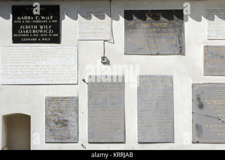 Jüdischer Friedhof Mauer, Familie Gedenktafeln an der Friedhofsmauer der Remuh Synagoge im Stadtteil Kazimierz in Krakau, Polen. Stockfoto