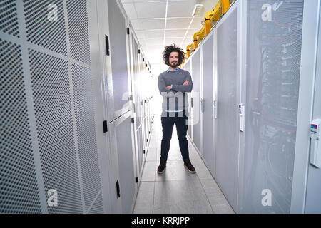 Junge Techniker in Weiß Serverraum arbeiten Stockfoto