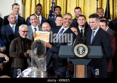 Die Chicago Cubs Baseball Team präsentiert US-Präsident Barack Obama mit einer lebenslangen pass Wrigley Field im Weißen Haus Januar 16, 2017 in Washington, DC. Stockfoto