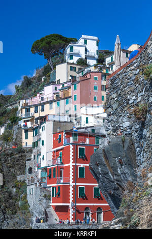 Der Klippe Dorf Riomaggiore, Cinque Terre, Italien, Europa. Stockfoto