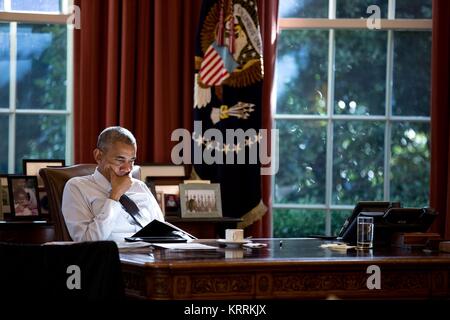 Us-Präsident Barack Obama arbeitet an der entschlossenen Schreibtisch im Oval Office des Weißen Hauses Oktober 14, 2016 in Washington, DC. Stockfoto