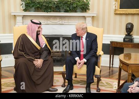 Saudi-arabischen Stellvertretender Kronprinz Mohammed Bin Salman (links) trifft mit US-Präsident Donald Trump im Oval Office des Weißen Hauses März 14, 2017, Washington, DC. Stockfoto