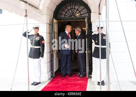 Us-Präsident Donald Trump (links) nimmt Abschied von dem italienischen Ministerpräsidenten Paolo Gentiloni im Weißen Haus Süd Portico Eingang 20. April 2017 in Washington, DC. Stockfoto