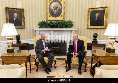 Peruanische Präsident Pero Kuczynski (links) trifft mit US-Präsident Donald Trump im Oval Office des Weißen Hauses, 24. Februar 2017 in Washington, DC. Stockfoto