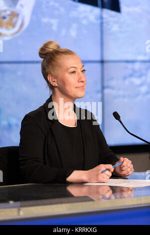 NASA Communications Media Kontakt Cheryl Warner spricht während einer Pressekonferenz vor der Markteinführung für die SpaceX Falcon 9 Rakete CRS-13 Commercial resupply Mission zur Internationalen Raumstation NASA im Kennedy Space Center Presse Site Auditorium 12 Dezember, 2017 in Merritt Island, Florida. Stockfoto