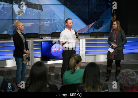 NASA Communications Media Kontakt Cheryl Warner (links), Zentrum für Förderung der Wissenschaft im Space Communications Manager Patrick O' (CASIS) Neill, und Boeing Communications Kommunikation Spezialist Rebecca Regan sprechen Während eines Pre-launch Pressekonferenz der SpaceX Falcon 9 Rakete CRS-13 Commercial resupply Mission zur Internationalen Raumstation NASA im Kennedy Space Center Presse Site Auditorium 12 Dezember, 2017 in Merritt Island, Florida. Stockfoto