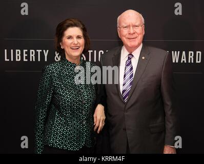 Der frühere US-Präsident Lyndon B. Johnson Tochter Lynda Johnson Robb und USA Vermont Senator Daniel Leahy besuchen die LBJ Foundation Freiheit und Gerechtigkeit für alle Preisverleihung an den nationalen Archiven November 8, 2017 in Washington, DC. Stockfoto