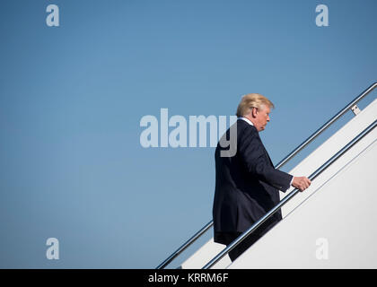 Us-Präsident Donald Trump boards die Luftwaffe ein Flugzeug das Yokota Air Base, 7. November 2017 in Tokio, Japan zu verlassen. Stockfoto