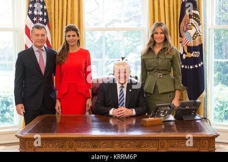 Argentinische Präsident Mauricio Macri (links) und Frau Juliana Awada pose mit US-Präsident Donald Trump und First Lady Melania Trump im Oval Office des Weißen Hauses vom 27. April 2017 in Washington, DC. Stockfoto