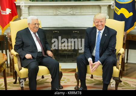 Palästinensische Autonomiebehörde von Präsident Mahmud Abbas (links) trifft mit US-Präsident Donald Trump im Oval Office des Weißen Hauses Mai 3, 2017 in Washington, DC. Stockfoto