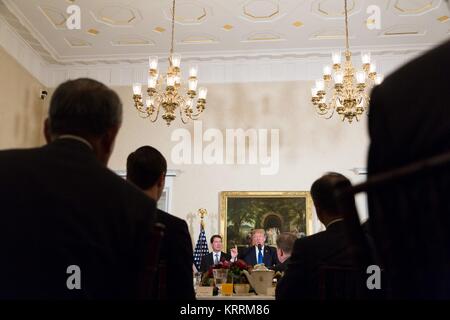 Us-Präsident Donald Trump spricht an der US-Botschafter Residenz am 6. November in Toyko, Japan 2017. Stockfoto