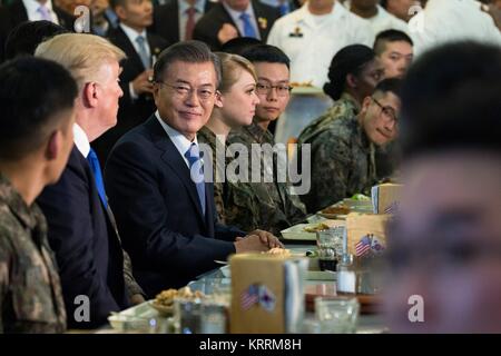 Us-Präsident Donald Trump (links) und südkoreanischen Präsidenten Moon Jae-in Lunch mit US-amerikanischen und Südkoreanischen Soldaten im Camp Humphreys Anbieter Speisesaal 7. November 2017 in Pyeongtaek, Republik Korea. Stockfoto