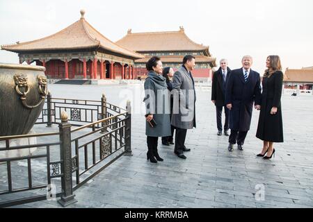 Der chinesische Präsident Xi Jingping und Frau Peng Liyuan geben US-Präsident Donald Trump und First Lady der USA Melania Trump eine Tour in die Verbotene Stadt 8. November 2017 in Peking, Volksrepublik China. Stockfoto