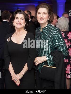 Der frühere US-Präsident Lyndon B. Johnson Töchter Luci Baines Johnson (links) und Lynda Johnson Robb besuchen die LBJ Foundation Freiheit und Gerechtigkeit für alle Preisverleihung an den nationalen Archiven November 8, 2017 in Washington, DC. Stockfoto