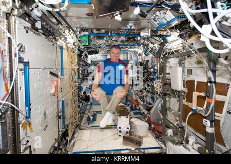 Die NASA ISS Expedition 53 prime Besatzungsmitglied italienischen Astronauten Paolo Nespoli der Europäischen Weltraumorganisation Tests eine persönliche Strahlungsabschirmung Kleidungsstück zum 7. November 2017 in der Erdumlaufbahn. Stockfoto