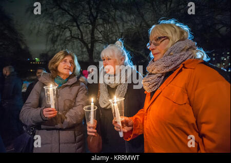 Viele von denen, die wöchentlich außerhalb des Parlaments mit dem Speichern Shaker Aamer Kampagne protestiert haben, wurden bei der Vigil in London US-Botschaft anspruchsvolle Obama Guantanamo schließen nach 14 Jahren. Stockfoto