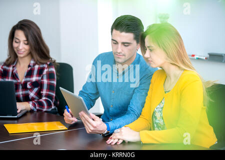 Team von motivierten Menschen mit verschiedenen Geräten an einem Startup metting. Konzept, Teamarbeit Stockfoto