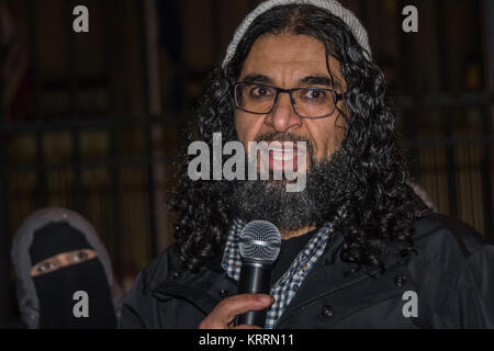 Shaker Aamer, frei nach fast 14 Jahren Haft ohne Anklage oder Gerichtsverfahren kamen diejenigen, die lange für seine Freilassung und verlangen, dass Obama Guantanamo schließen nach 14 Jahren geworben hatte, danken. Stockfoto