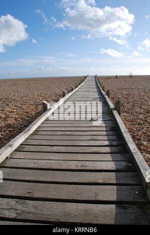 Ein Brett weg Kreuzung der Kiesstrand in Dungeness in Kent, England. Stockfoto