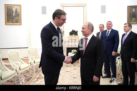 Der russische Präsident Wladimir Putin rüttelt Hände mit dem serbischen Präsidenten Aleksandar Vucic, Links, vor ihrer Sitzung im Kreml zum 19. Dezember 2017 in Moskau, Russland. Stockfoto