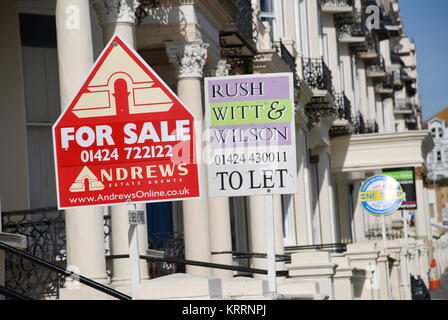 Immobilienmakler für Verkauf und Zeichen in Warrior Square in St. Leonards zu lassen-on-Sea, East Sussex, England am 16. März 2009. Stockfoto