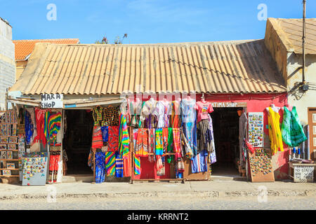 Von außen ein Souvenirshop mit Kleidung und Kühlschrank Magnete, Santa Maria, Insel Sal, Salina, Kap Verde, Afrika Stockfoto