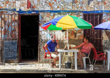 Touristen sitzen in einem Restaurant in Santa Maria, Insel Sal, Salina, Kap Verde, Afrika Stockfoto