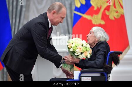 Der russische Präsident Wladimir Putin stellt die 2017 nationale Auszeichnung für herausragende Leistungen für die Menschenrechte zu Ljudmila Alekseyeva, Vorsitzende der Moskauer Helsinki-Gruppe während einer Zeremonie im Kreml zum 18. Dezember 2017 in Moskau, Russland. Stockfoto