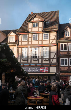 Holz gerahmte Gebäude und Weihnachtsmarkt in Celle, Deutschland Stockfoto