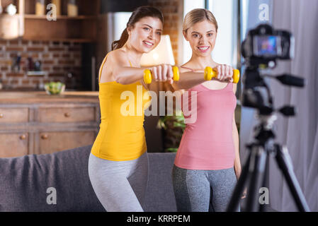 Freuen gerne Frauen, die kurzhanteln Stockfoto