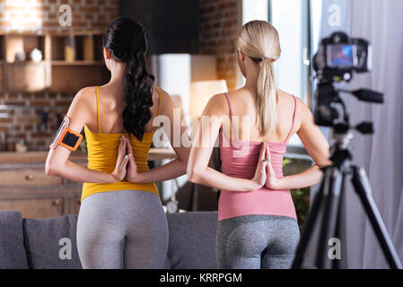 Schönes, gut gebaute Frauen, die Hände hinter dem Rücken Stockfoto