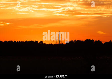 Sonnenuntergang Himmel hell leuchtenden Orangen und gelben Farben Stockfoto