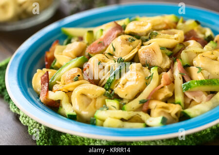 Gebackene Tortellini mit Zucchini und Speck Stockfoto