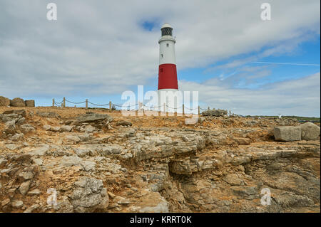 Ikonischen Leuchtturm in Portland Bill in Dorset mit seiner breiten roten Streifen, auf der Spitze einer Klippe. Stockfoto