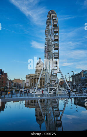 Nottingham City Centre mit dem Rat Haus und großes Rad spiegelt sich in der Stadtzentrum Wasserspiel Stockfoto