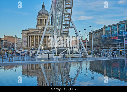 Nottingham City Centre mit dem Rat Haus und großes Rad spiegelt sich in der Stadtzentrum Wasserspiel Stockfoto