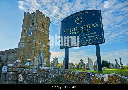 Die Pfarrkirche St. Nikolaus, Abbotsbury, Dorset an einem Frühlingsmorgen unter einem blauen Himmel. Stockfoto