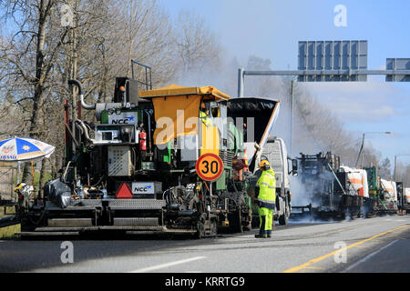 KAARINA, Finnland - 14. MAI 2015: Maschine mit Asphalt und nicht identifizierte Arbeiter auf Baustellen. Hot Mix Asphalt Beton ist durch heati produziert Stockfoto