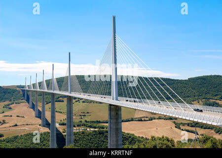 Viadukt von Millau, Aveyron, Frankreich. Die höchste Brücke der Welt, entworfen von Norman Foster. Stockfoto