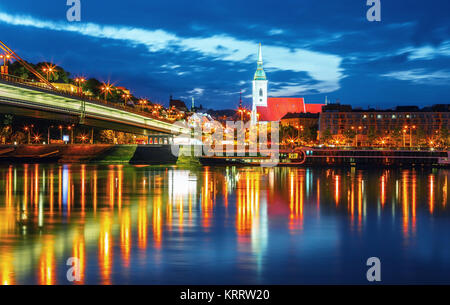 St. Martins Dom und Donau im historischen Zentrum von Bratislava, Slowakei Stockfoto